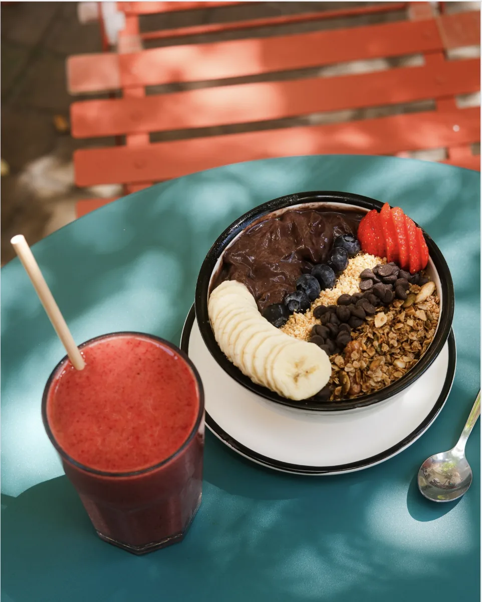 Bowl de açaí preparado en Aura, en Ruzafa, Valencia.