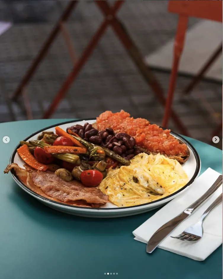 Brunch completo con tomates y huevos