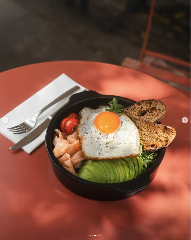 Bowl con huevo, aguacate y salmón