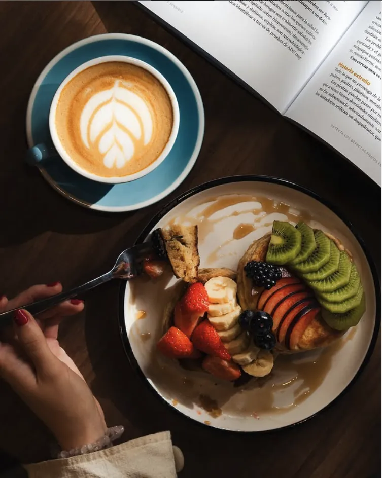 Pancakes con fruta y cappuccino