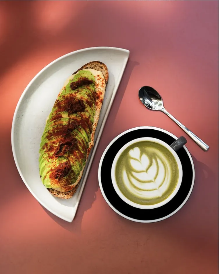 Tosta de aguacate y matcha latte