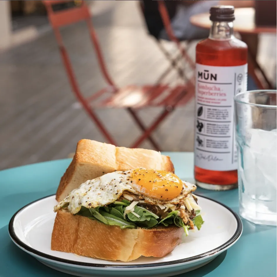 Sándwich de huevo y kombucha MŪN