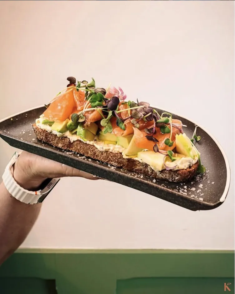 Tosta francesa con salmón y aguacate