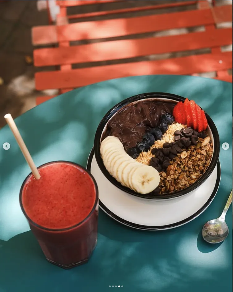 Açaí bowl y berries smoothie